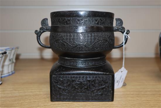 A Chinese archaistic bronze censer, 17th/18th century height 16cm